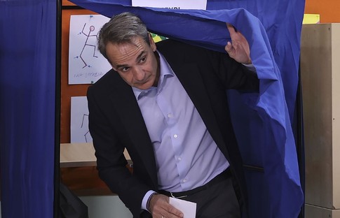 Yunanistan’da Miçotakis’in partisi ipi göğüsledi