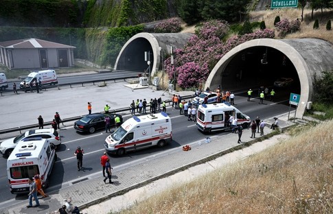 Bayraklı Tünelleri'nde tır yangını: Dumandan etkilenen 38 kişi hastaneye kaldırıldı