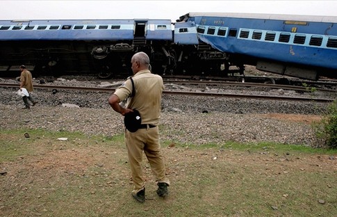 Hindistan'daki tren kazasında ölü sayısı 288'e yükseldi