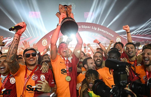 Şampiyon kupasını kaldırdı