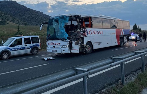Denizli'de tır ile yolcu otobüsü çarpıştı: 2 ölü