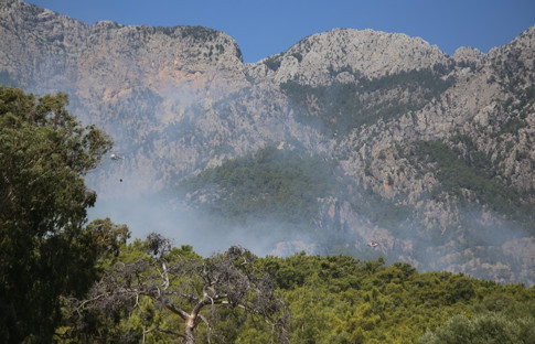 Kemer'deki yangına müdahale sürüyor