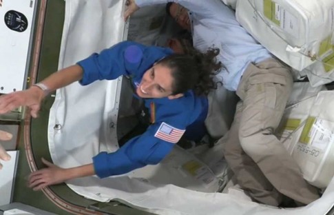 Space X'in 4 astronotu Uluslararası Uzay İstasyonu'na indi