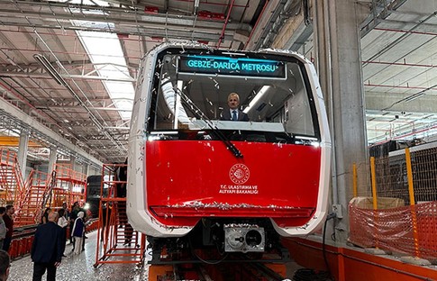 Bakan Uraloğlu, ilk yerli ve milli sürücüsüz metro aracını tanıttı