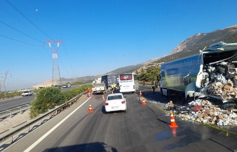 Arıza yapan emniyet şeridindeki tıra çarptı: 2 ölü