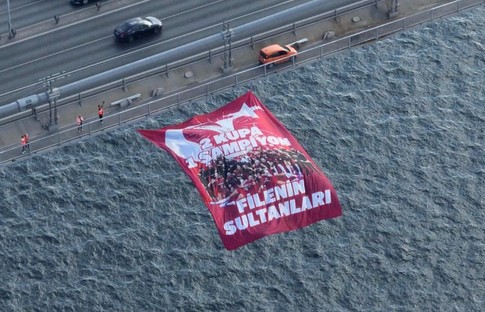 Filenin Sultanları'nın bayrağı boğaza asıldı