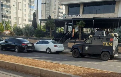 Polis 'Starbucks' nöbetine başladı