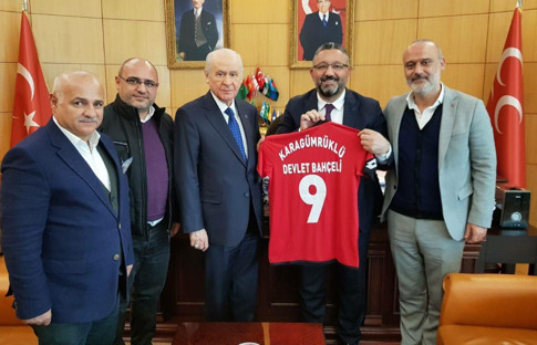 Beşiktaş üyeliğinden istifa etmişti: Bahçeli'den Karagümrük'e stadyum sözü