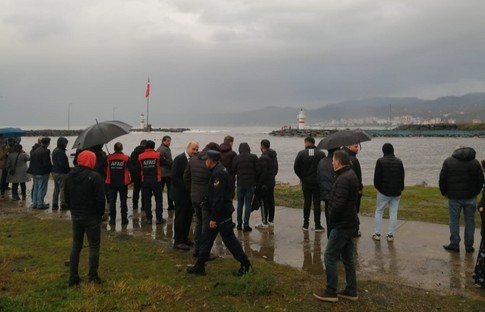 Deniz kenarında fotoğraf çeken 2 kişi dalgalara kapıldı