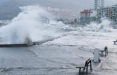İzmir'de vapur seferleri iptal edildi