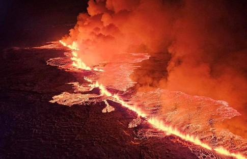 İzlanda'da yanardağ patladı