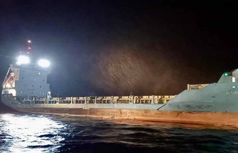 Çanakkale açıklarında arızalanan gemi demirletildi