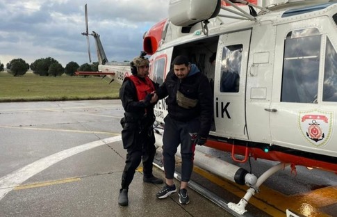 Marmara'da sürüklenen geminin mürettebatı helikopterle kurtarıldı