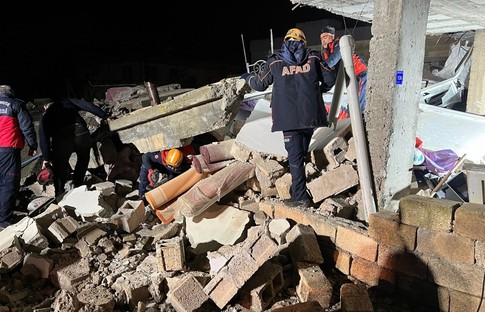 Şanlıurfa'da 2 katlı ev çöktü: 2 can kaybı, 8 yaralı