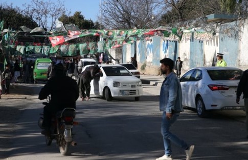 Pakistan seçim gününde telefon ve internet hizmetlerini askıya aldı