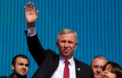 Mansur Yavaş, mal varlığını belediye binasına astı