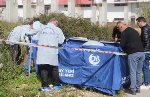 Antalya’da yol kenarında battaniyeye sarılı ceset bulundu