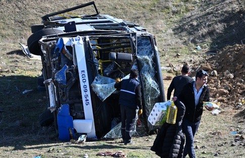 Belediye otobüsü şarampole devrildi: 16 yaralı