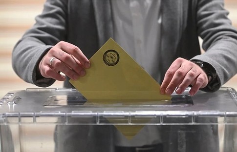 İstanbul'da siyasi partilerin pankart ve flamaları toplanmaya başlandı