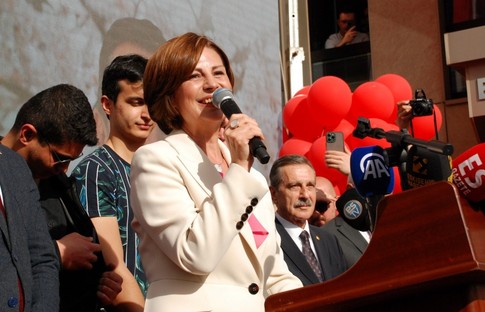Eskişehir'de Başkan seçilen Ayşe Ünlüce mazbatasını aldı