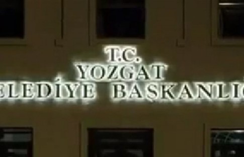 YRP'li Başkan Arslan, Yozgat Belediyesine T.C. tabelası astı