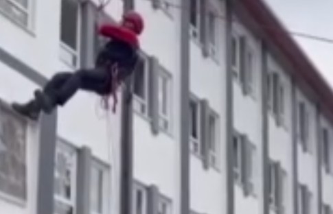 Okuldaki afet tatbikatında AFAD görevlisi yere çakıldı