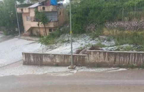 Öyle yağdı ki! 5 dakikada yol trafiğe kapandı