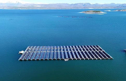 Türkiye'nin ilk yüzer güneş enerjisi santrali elektrik üretimine başlıyor