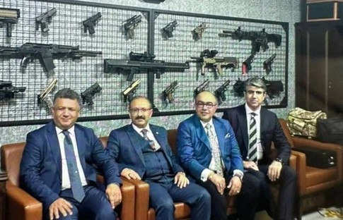 Odasında silah sergileyen hakime soruşturma
