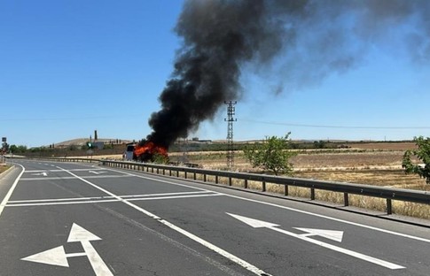 Şanlıurfa'da emniyet personelini taşıyan midibüs yandı