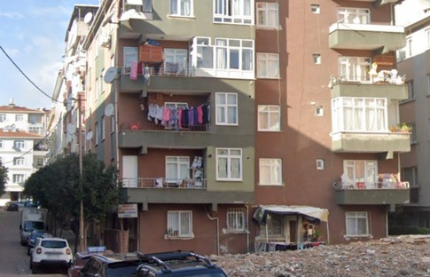 Bahçelievler'de 4 katlı bina kısmen çöktü