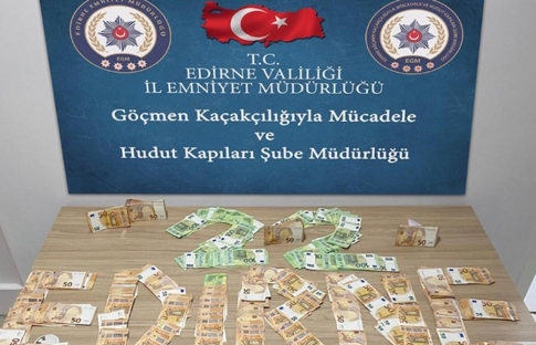 Göçmenleri yurt dışına kaçırmaya çalışan 2 göçmen kaçakçısı tutuklandı