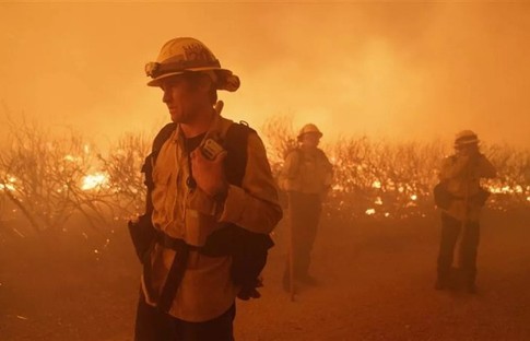 Los Angeles'ta çıkan orman yangınında 1200 kişi tahliye edildi