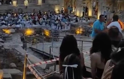 Efes Antik Kenti'nde 'özel organizasyon' tepkisi: Ziyaretçiler içeri alınmadı, ıslıkla protesto etti