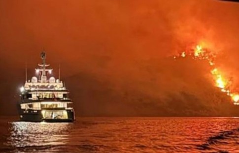 Ege'de kâbus: Yattan havai fişek atıldı, dünyaca ünlü ada kül oldu