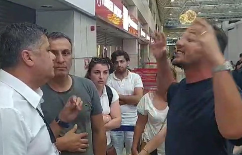 Antalya Havalimanı'nda gerginlik: Uçak seferleri aksayan yolcular, firmanın ofisini bastı