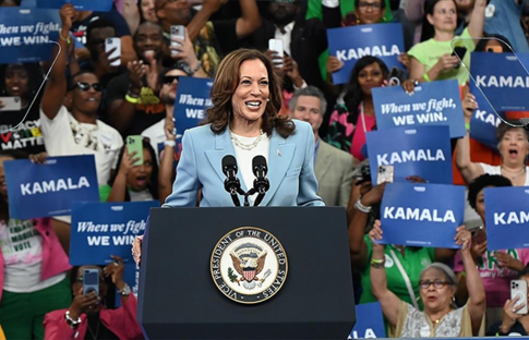 Harris, etnik kökeniyle ilgili yorumda bulunan Trump'ı "bölücülük ve saygısızlık" yapmakla suçladı