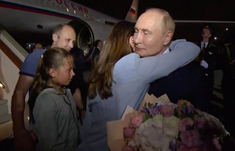Putin, Rusya’ya takasla iade edilenleri havalimanında karşıladı