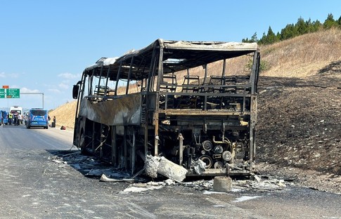 Seyir halindeki yolcu otobüsü yandı