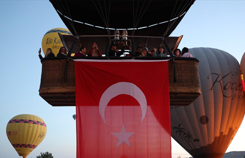 Kapadokya'da Türk bayraklarıyla havalanan balonlar görsel şölen sundu