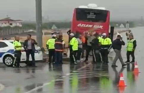 Yolcu otobüsü ile traktör çarpıştı: Ölü ve yaralılar var