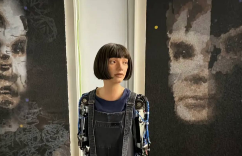 Rekor fiyata satıldı! İşte insansı robotun sanat eserine biçilen değer