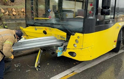 İETT otobüsü Kadıköy'de bariyerlere saplandı