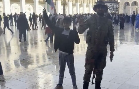 Esad sonrası ilk! Suriyeliler Şam'daki Emevi Camii'ne akın etti