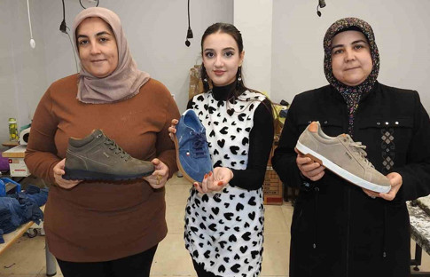Ayakkabılar, Gaziantepli kadınların ellerinde şekillenerek dünyaya açılıyor