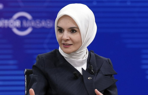 Bakan Göktaş, sanatçıların bağışladığı 2,1 milyon TL'lik ödülü teslim aldı