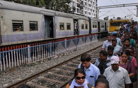 Hindistan’da facia! Tren yolculara çarptı: Çok sayıda ölü ve yaralı var