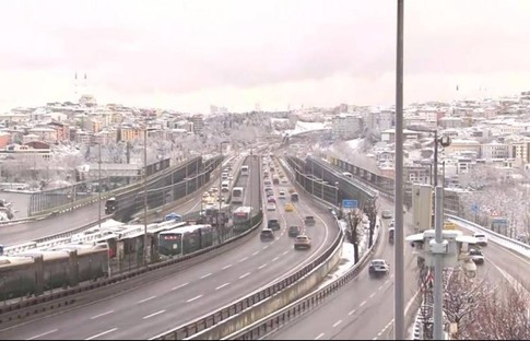 İstanbul'da okullar tatil edildi, yollar boş kaldı