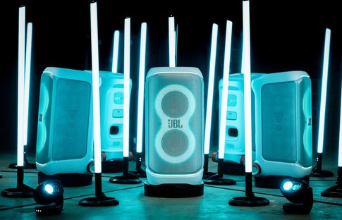 JBL, yeni ürünleri Partybox Club 120 ve Stage 320’i beyaz renkle satışa sundu