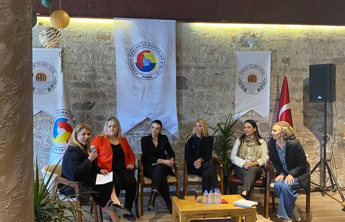 Ayvalıklı iş kadınları panelde bir araya geldi